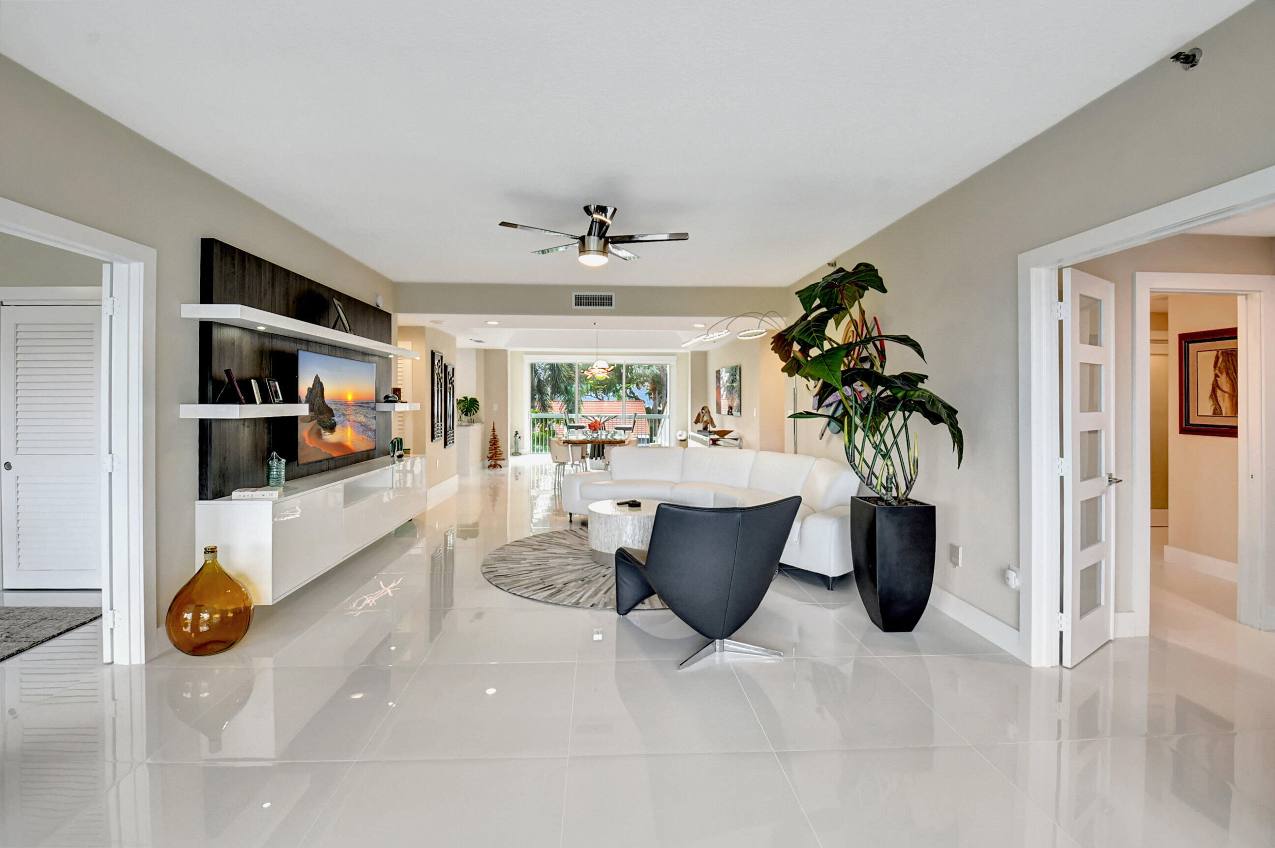 17031 Boca Club Boulevard, Unit 62B Boca Raton, FL 33487 - Photo 9 of 50 Living