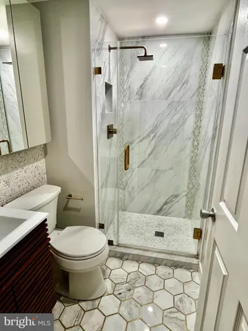 a bathroom with a toilet and a shower