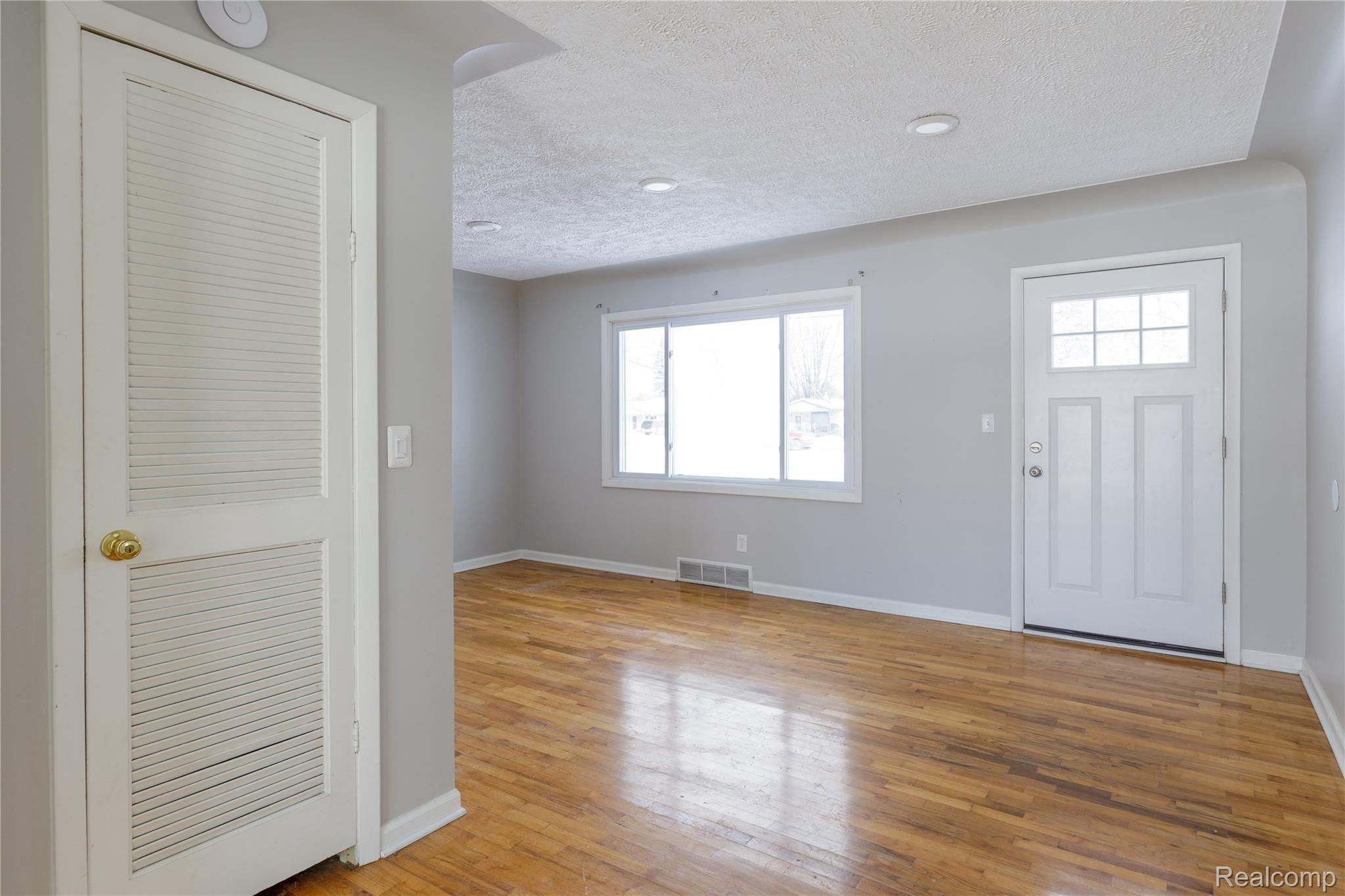 4007 North Belsay Road Flint, MI 48506 - Photo 20 of 26 Living roooms
