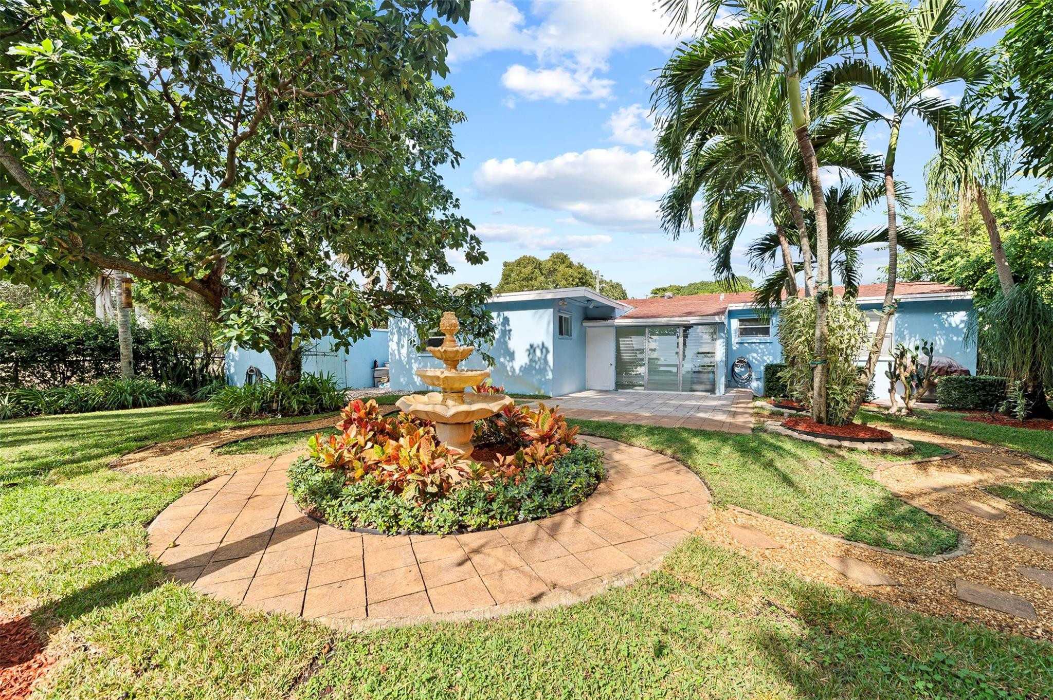 946 Alamanda Road West Palm Beach, FL 33405 - Photo 4 of 56 a front view of a house with a garden