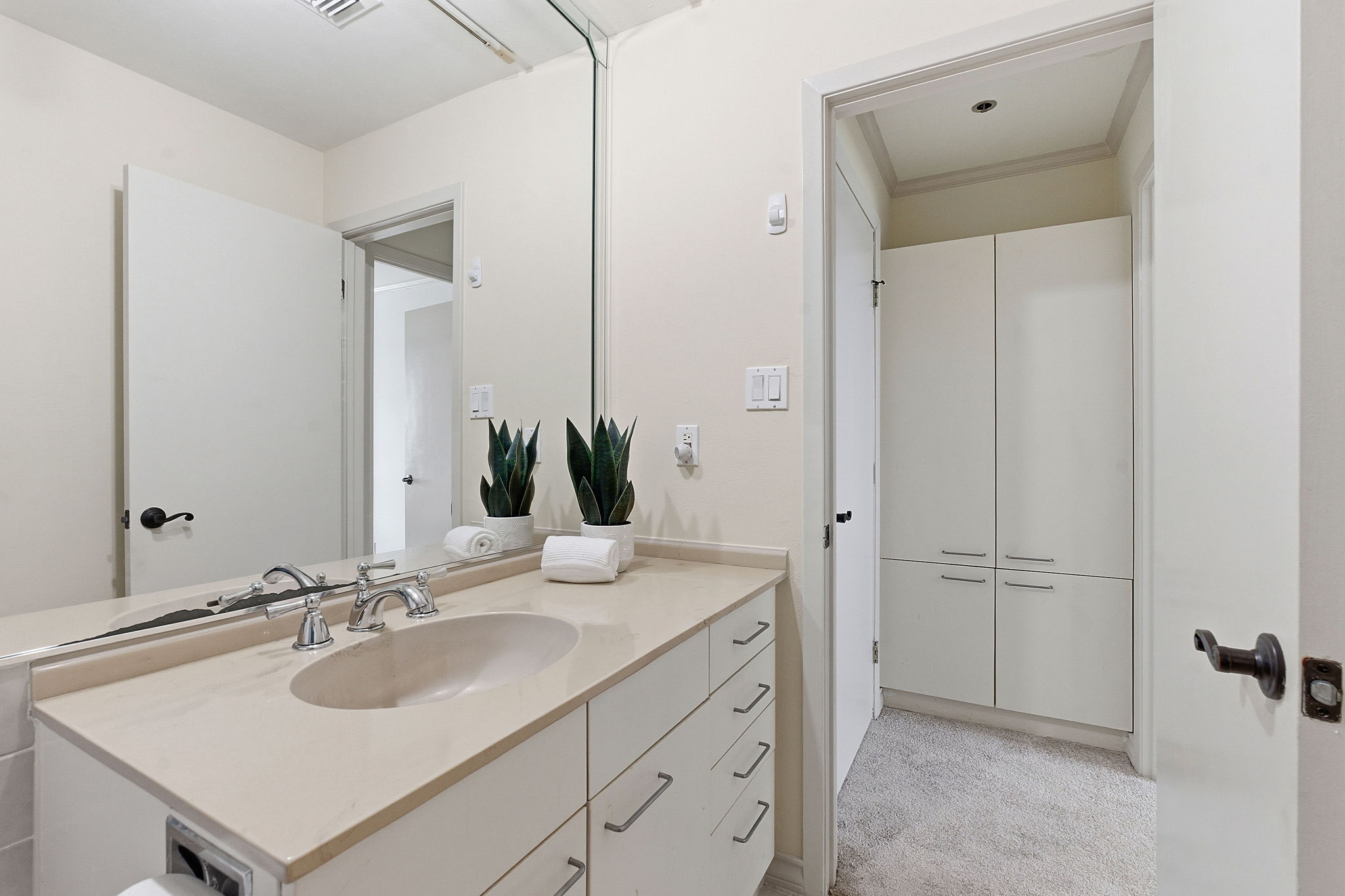 40 North Interstate Highway 35, Unit 10B4 Austin, TX 78701 - Photo 23 of 39 a bathroom with a sink and a mirror