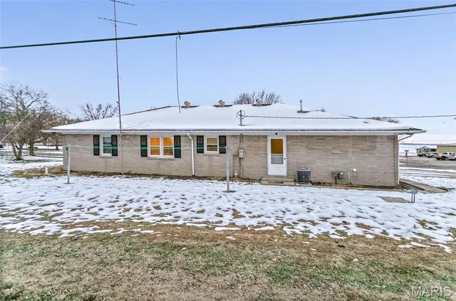 $110,000 | 608 Bottom Street, Pleasant Hill, IL 62366