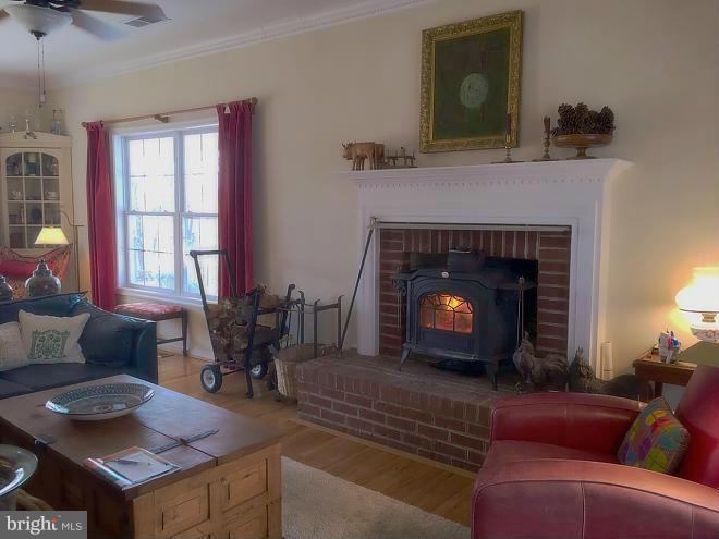 388 Fodderstack Road Washington, VA 22747 - Photo 15 of 21 Living Room