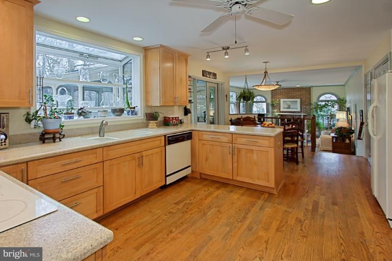 6827 Camus Place Springfield, VA 22152 - Photo 20 of 30 Kitchen