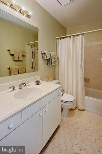6827 Camus Place Springfield, VA 22152 - Photo 27 of 30 Hall Bath