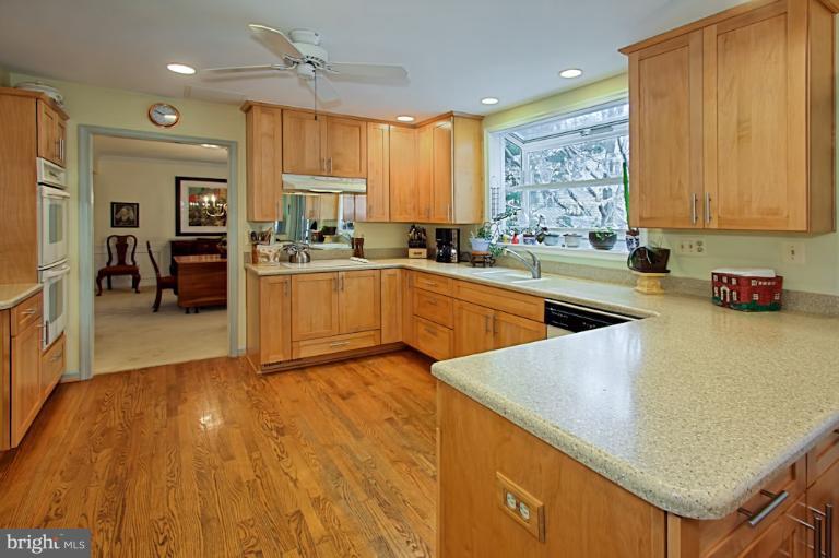 6827 Camus Place Springfield, VA 22152 - Photo 5 of 30 Kitchen
