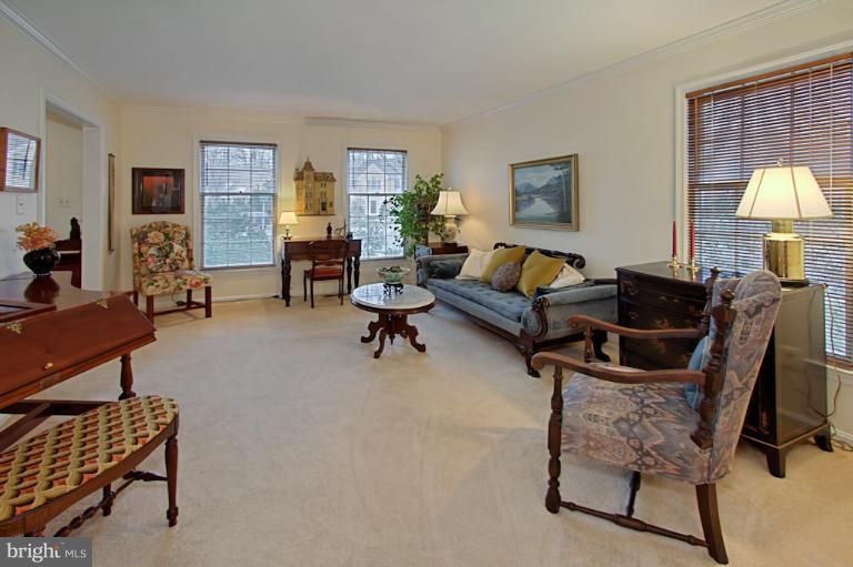 6827 Camus Place Springfield, VA 22152 - Photo 8 of 30 Living Room