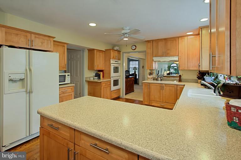 6827 Camus Place Springfield, VA 22152 - Photo 9 of 30 Kitchen