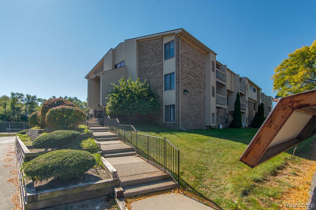 30445 West 14 Mile Road, Unit 52 Farmington Hills, MI 48334 - Photo 3 of 16