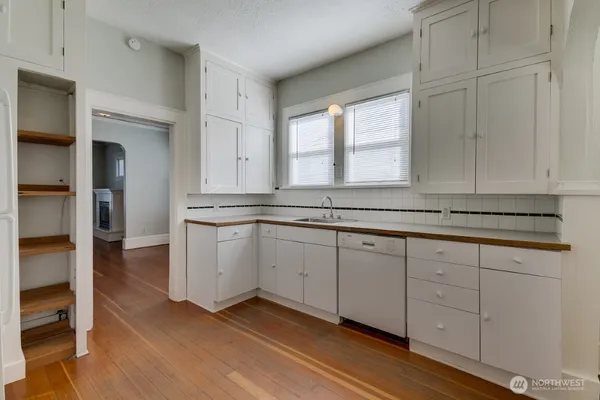 $4,500 | 6013 6th Avenue Northeast, Seattle, WA 98115