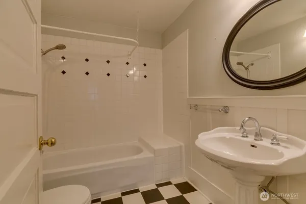 $4,500 | 6013 6th Avenue Northeast, Seattle, WA 98115