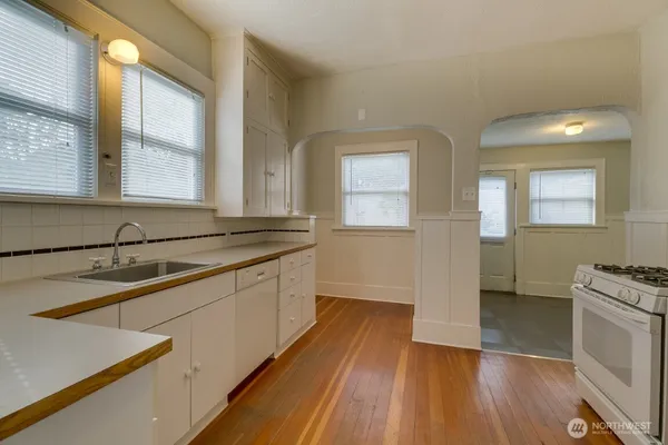 $4,500 | 6013 6th Avenue Northeast, Seattle, WA 98115