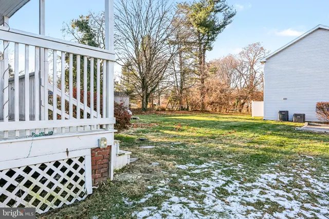 a view of a house with backyard and trees