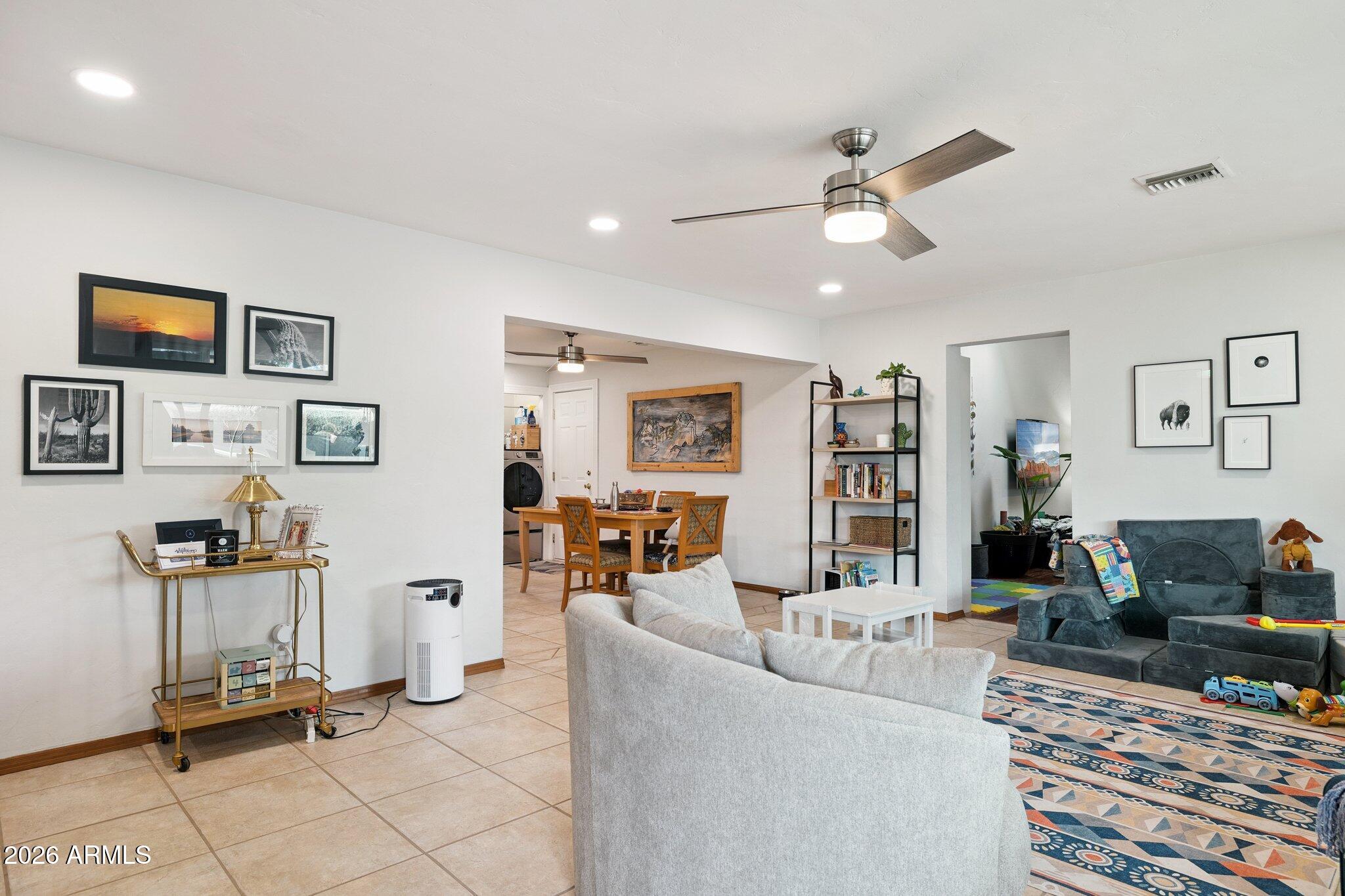 6721 North 12th Way Phoenix, AZ 85014 - Photo 6 of 31 Living Room