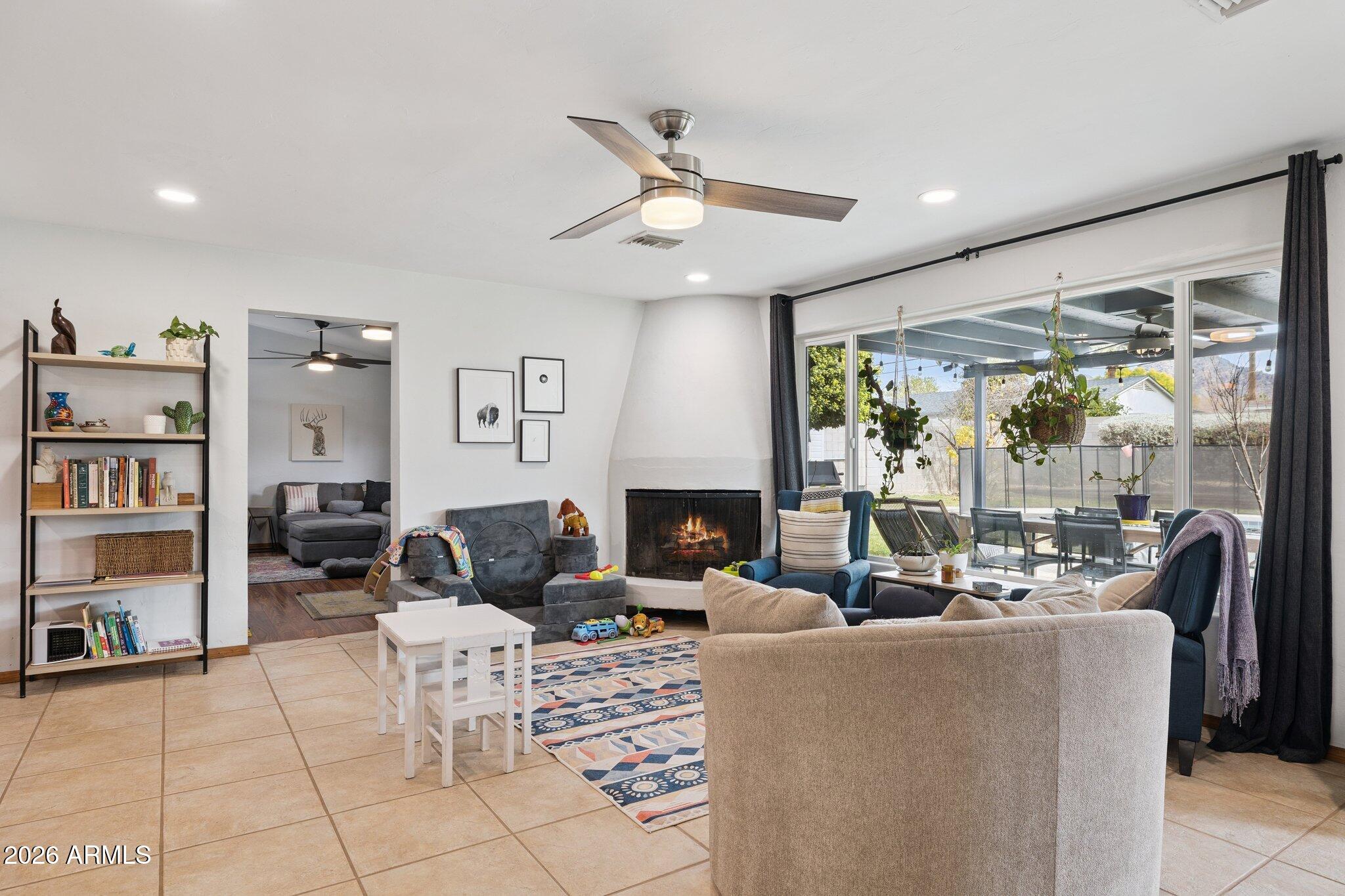 6721 North 12th Way Phoenix, AZ 85014 - Photo 7 of 31 Living Room2