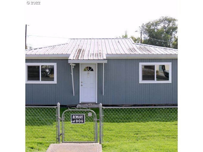 409 West Ridgeway Avenue Hermiston, OR 97838 - Photo 1 of 16 a front view of a house with a garden