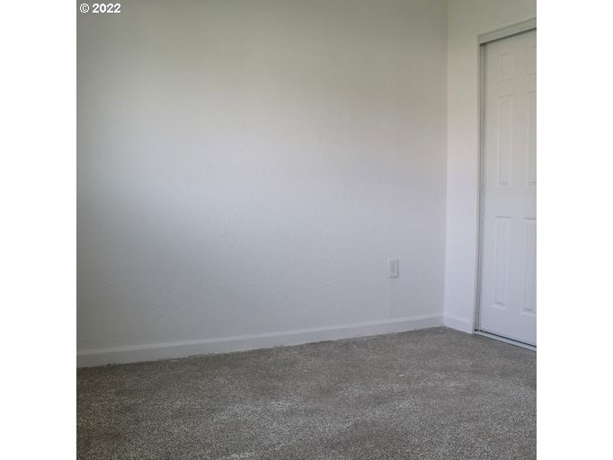 409 West Ridgeway Avenue Hermiston, OR 97838 - Photo 11 of 16 a view of an empty room
