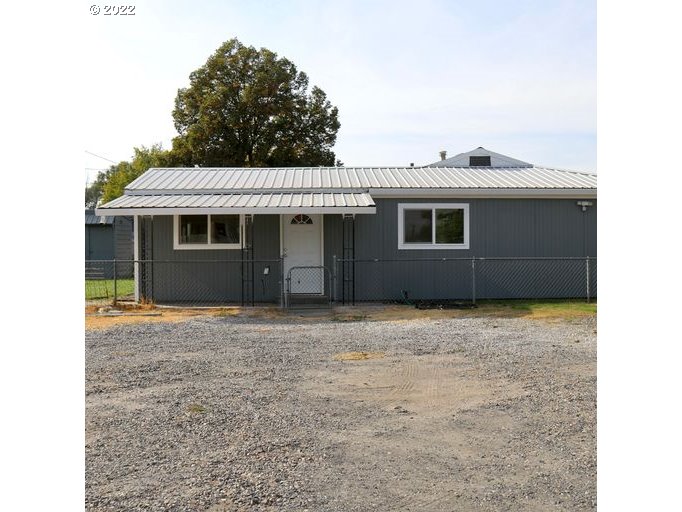 409 West Ridgeway Avenue Hermiston, OR 97838 - Photo 2 of 16 a house view with a backyard space