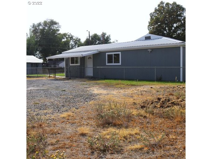 409 West Ridgeway Avenue Hermiston, OR 97838 - Photo 3 of 16 a view of a house with a yard
