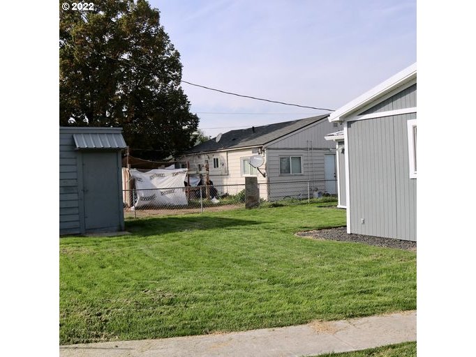 409 West Ridgeway Avenue Hermiston, OR 97838 - Photo 6 of 16 a view of backyard of house with green space