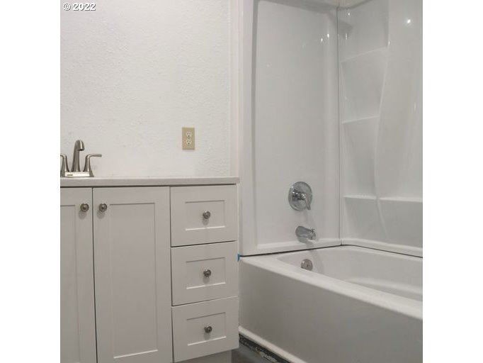 409 West Ridgeway Avenue Hermiston, OR 97838 - Photo 7 of 16 a bathroom with a bathtub