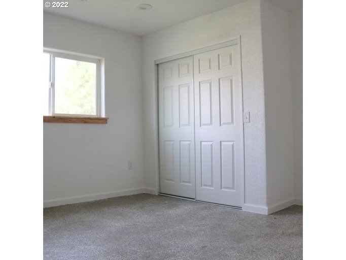 409 West Ridgeway Avenue Hermiston, OR 97838 - Photo 8 of 16 a view of an empty room with a window