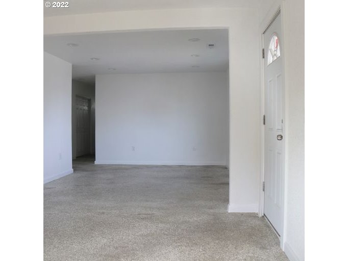 409 West Ridgeway Avenue Hermiston, OR 97838 - Photo 10 of 16 a view of an empty room
