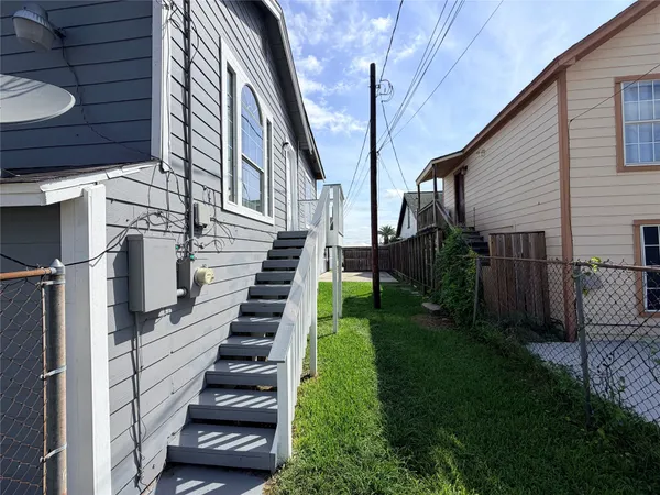 $1,100 | 2809 1/2 Market Street, Unit B, Baytown, TX 77520