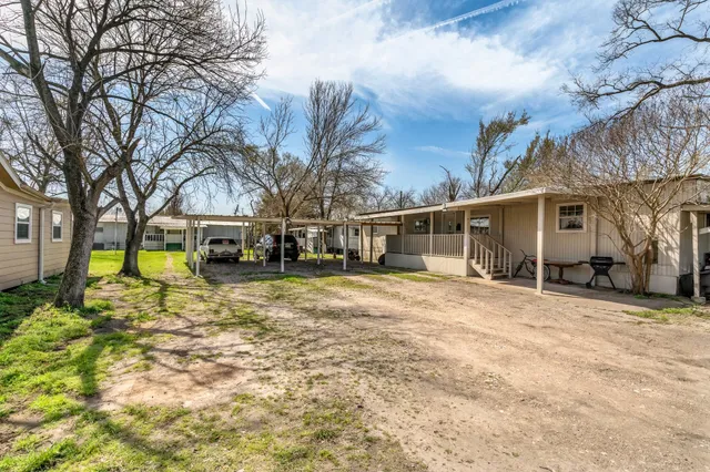 a view of a yard with a house