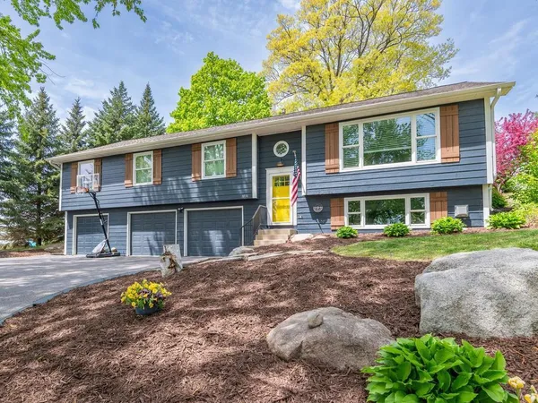 $469,000 | 1036 Sunny Ridge Drive, Carver, MN 55315