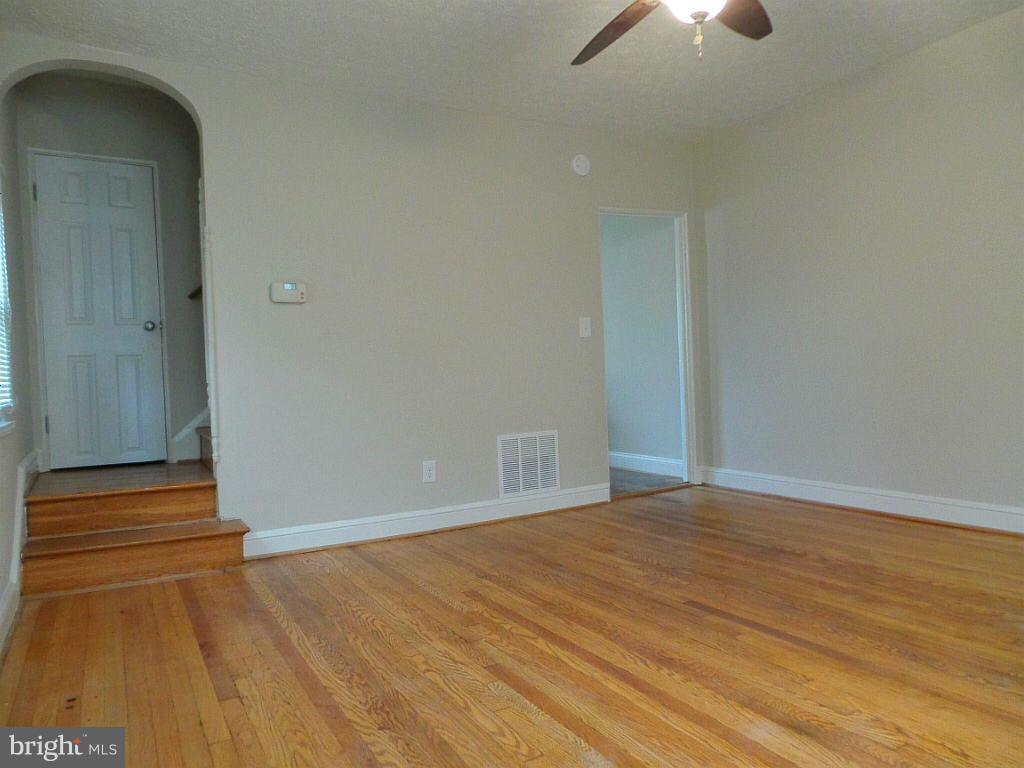 1641 Yakona Road Baltimore, MD 21286 - Photo 4 of 20 Living Room