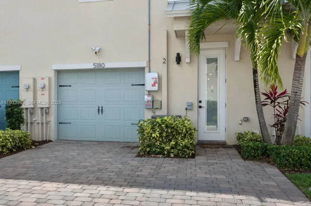$3,350 | 5180 Eucalyptus Drive, Unit 2, Hollywood, FL 33021