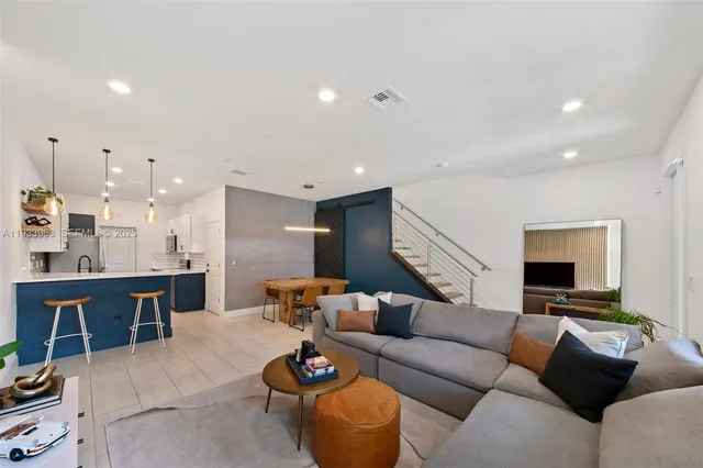 $3,350 | 5180 Eucalyptus Drive, Unit 2, Hollywood, FL 33021