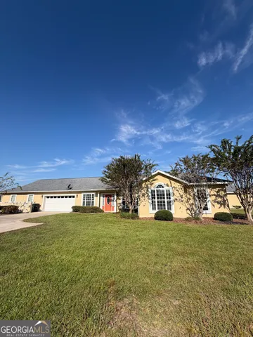 a view of a house with yard and porch