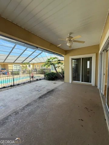 a view of a backyard