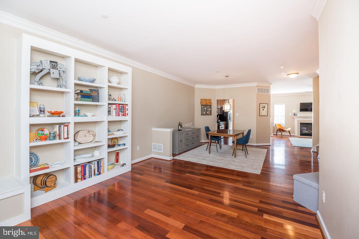 Built-in Bookshelves in LR
