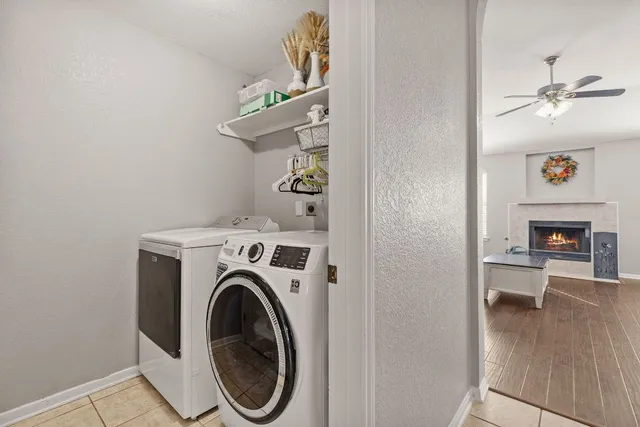 a view of a livingroom with washer and dryer