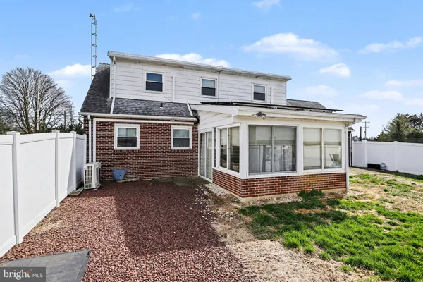 a view of a house with backyard
