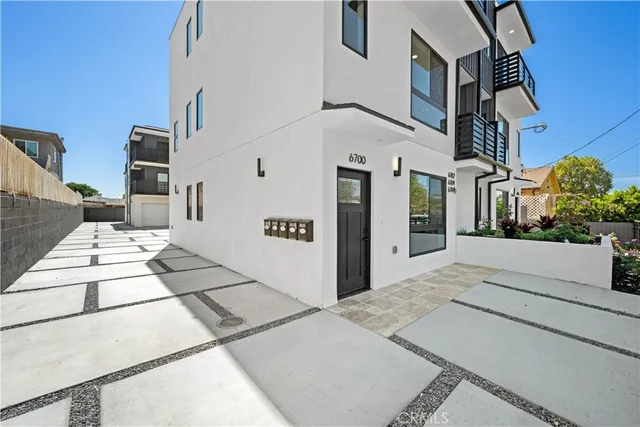 $4,295 | 6704 1/2 Kester Avenue, Van Nuys, CA 91405