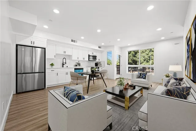 $4,295 | 6704 1/2 Kester Avenue, Van Nuys, CA 91405