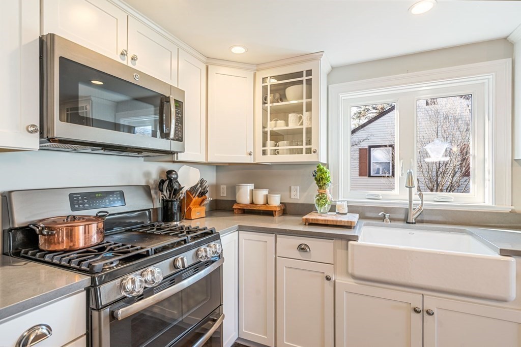 53 Frank Road Weymouth, MA 02191 - Photo 9 of 41 Gallery Image 9