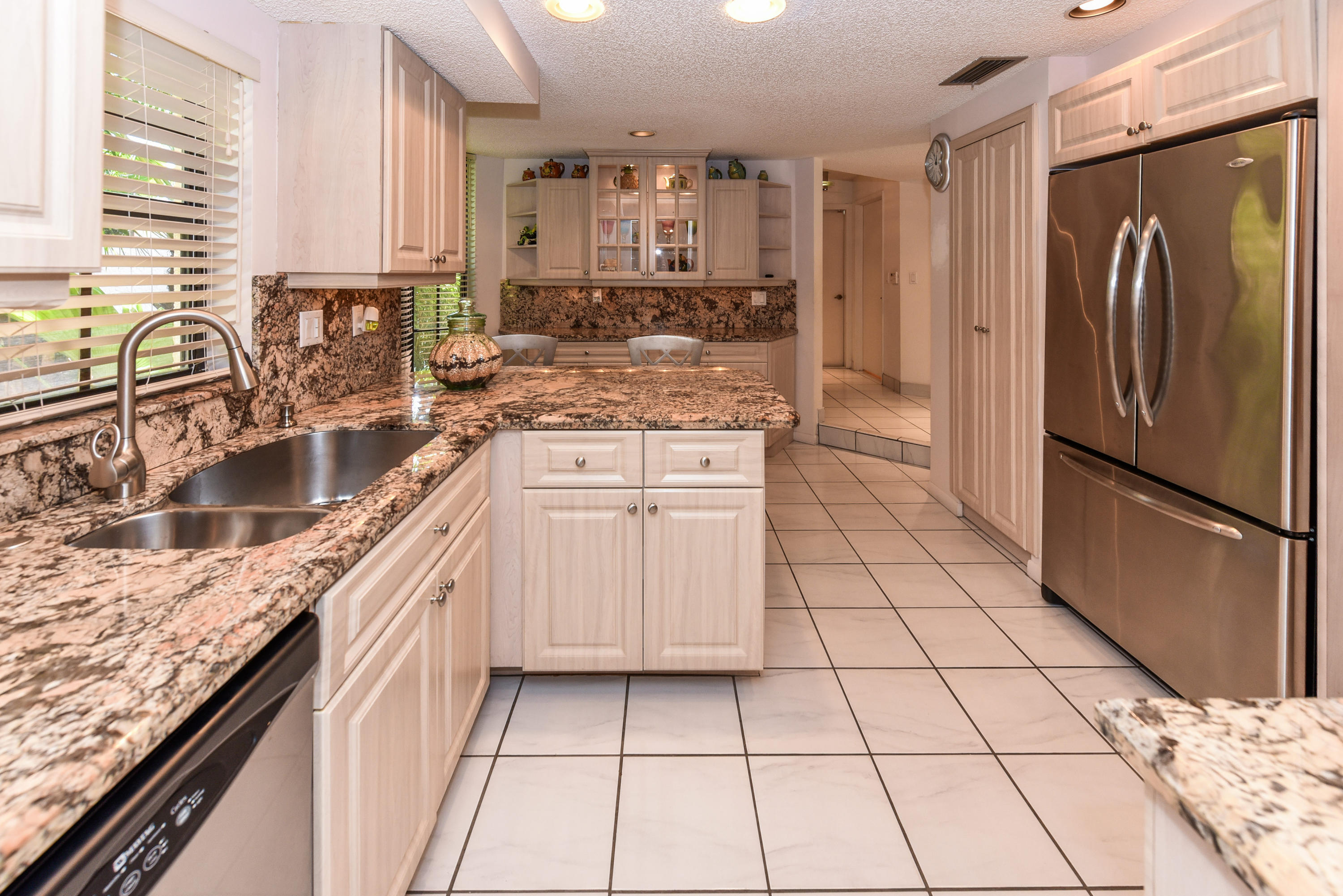 7978 La Mirada Drive Boca Raton, FL 33433 - Photo 18 of 36 Kitchen with granite counters