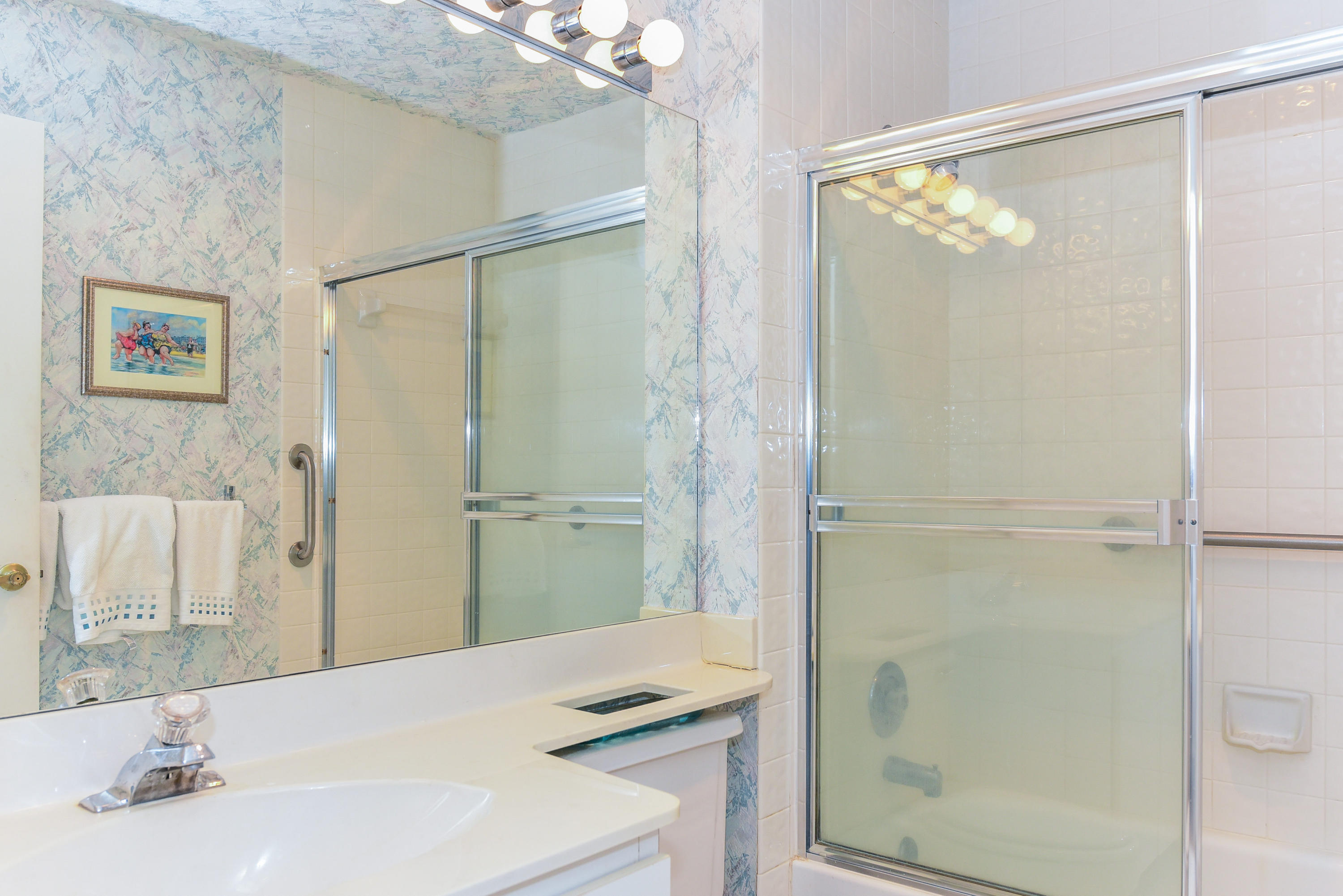 7978 La Mirada Drive Boca Raton, FL 33433 - Photo 30 of 36 Upstairs Guest Bathroom