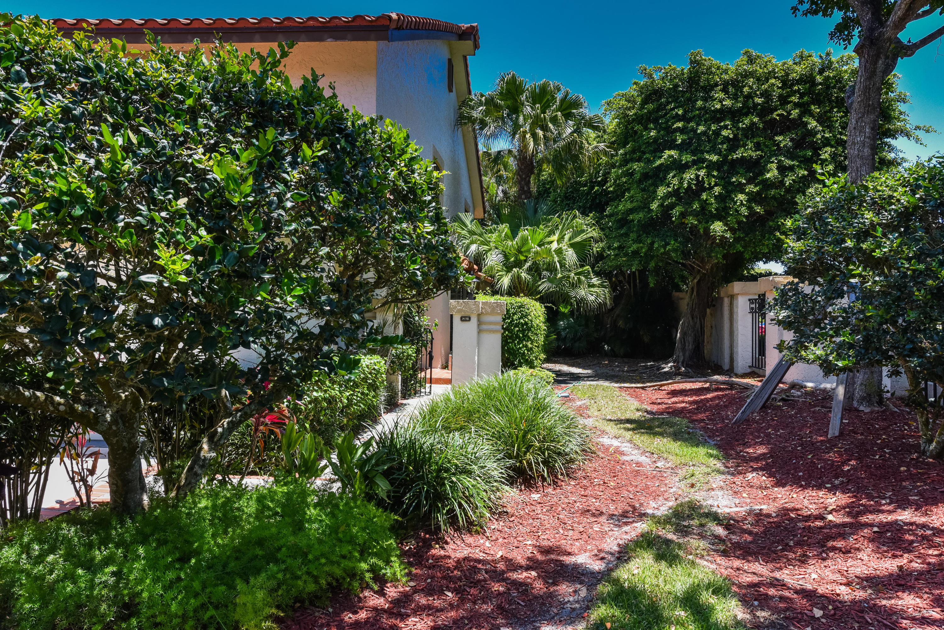 7978 La Mirada Drive Boca Raton, FL 33433 - Photo 6 of 36 Side yard of townhouse