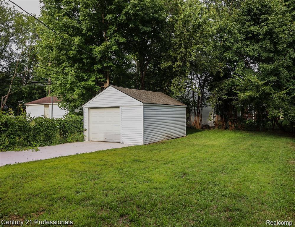 19372 Sunderland Road Detroit, MI 48219 - Photo 24 of 34 Backyard 2.jpg