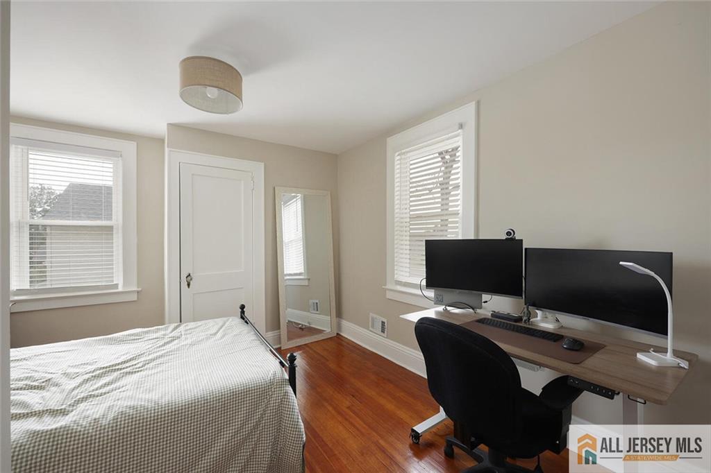 23 Edgegrove Street Edison, NJ 08837 - Photo 17 of 34 a bedroom with a workspace