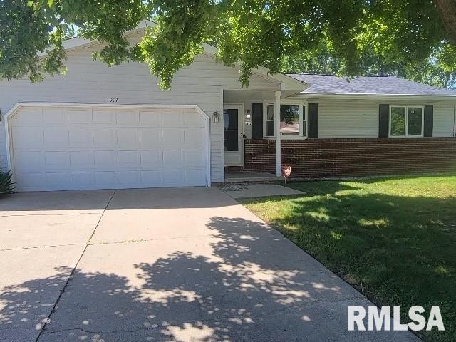 1917 Scarbrough Road Springfield, IL 62702 - Photo 1 of 34