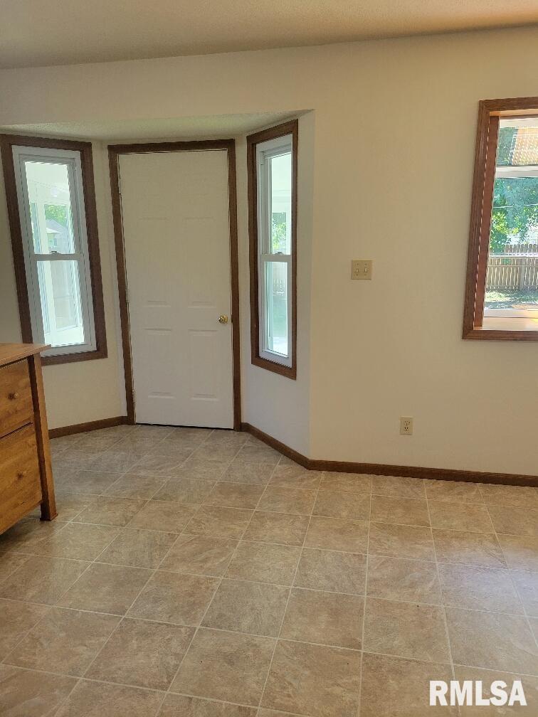 1917 Scarbrough Road Springfield, IL 62702 - Photo 4 of 34