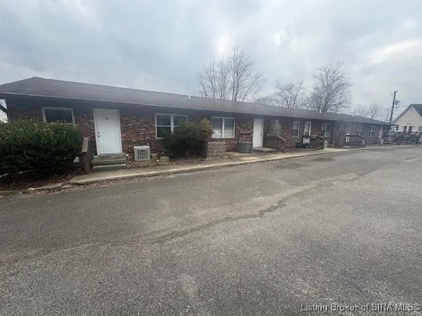 $800 | 270 North School Street, Pekin, IN 47165
