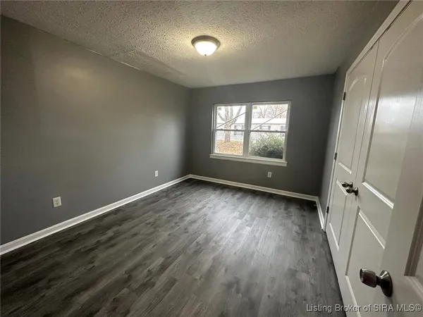 $800 | 270 North School Street, Pekin, IN 47165